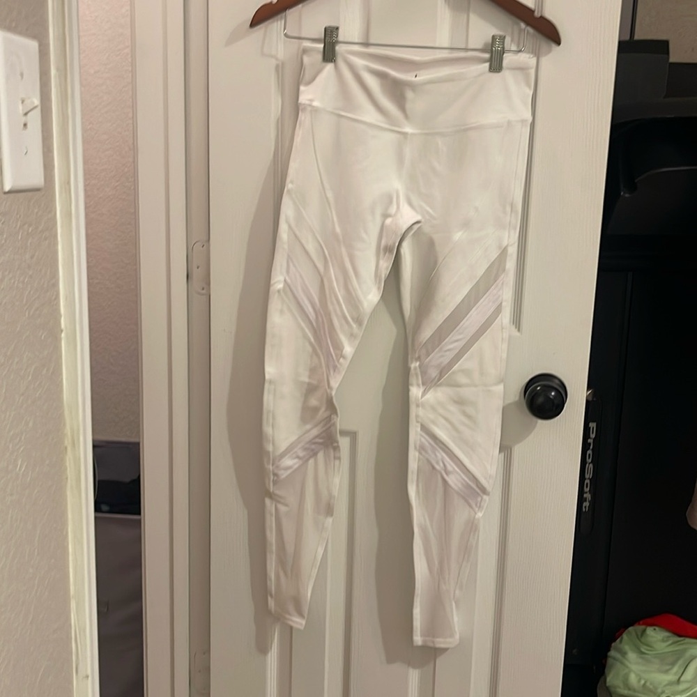 ALO yoga white detailed leggings size S lightly worn
